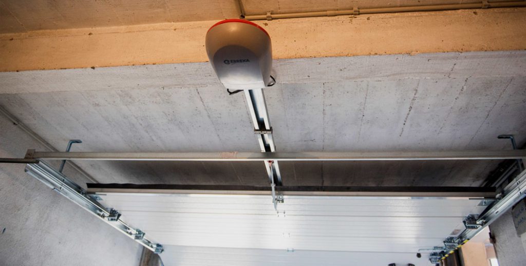 Motor Erreka NAOS 24Vdc 700N para puertas de garaje basculantes o seccionales